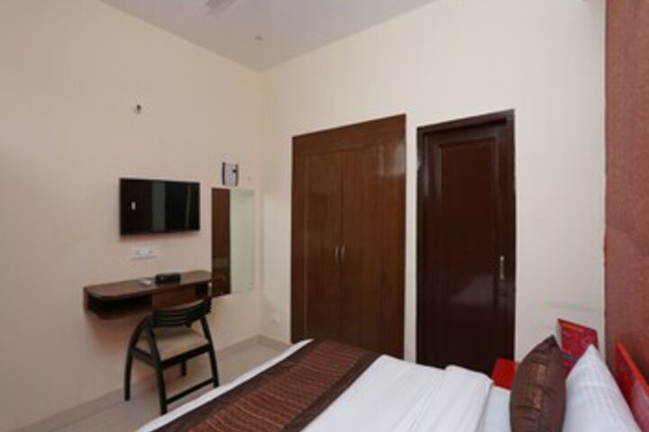 Room 18 of 25