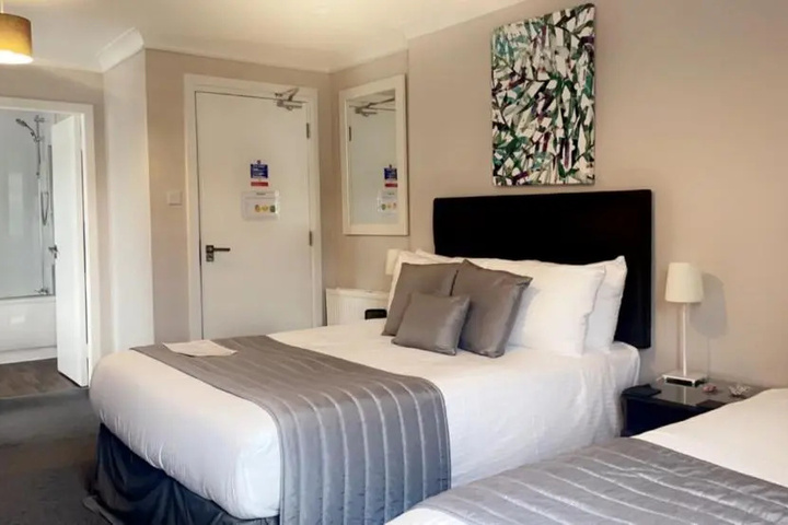 Room 2 of 17