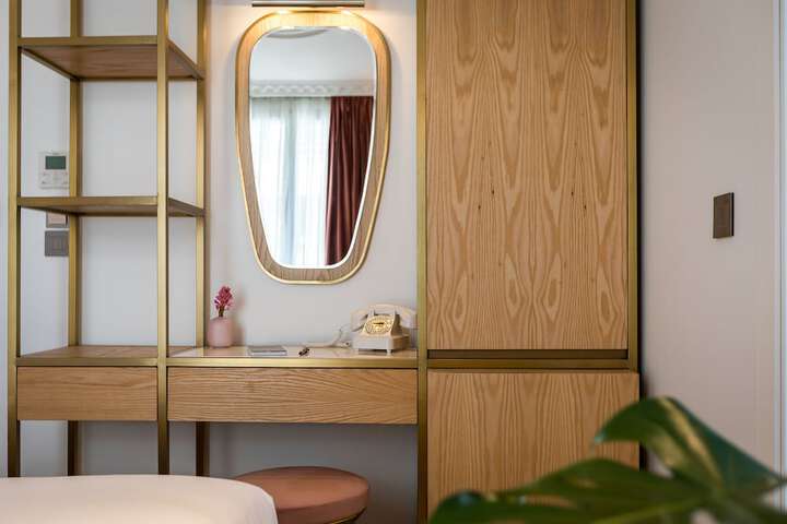 Room 26 of 77