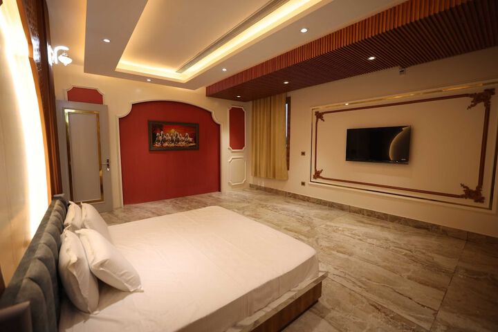 Room 5 of 14