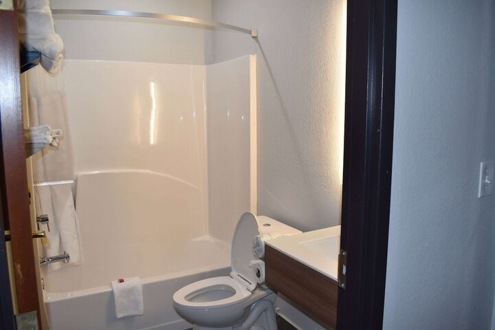 1 Queen Bed Deluxe Accessible Room (19 of 28)