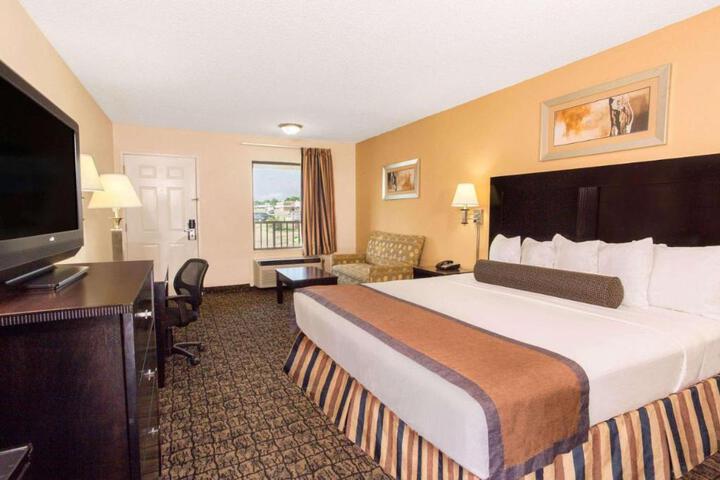 1 King Bed (17 of 19)