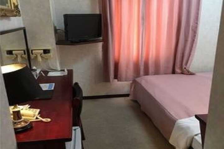Room 2 of 30
