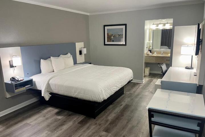 Standard | King Bed (3 of 14)