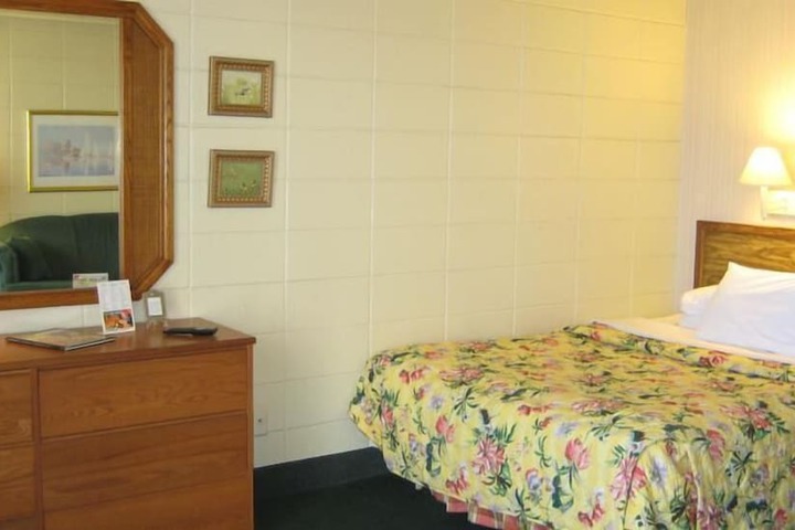 Room 6 of 16