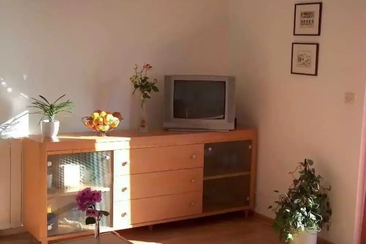 Room 2 of 10