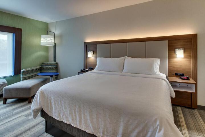 Standard Room, King or Two Doubles (2 of 4)