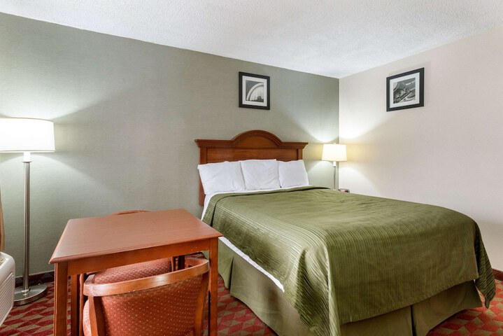 1 King Bed (4 of 11)