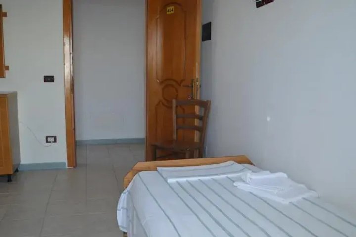 Room 4 of 10