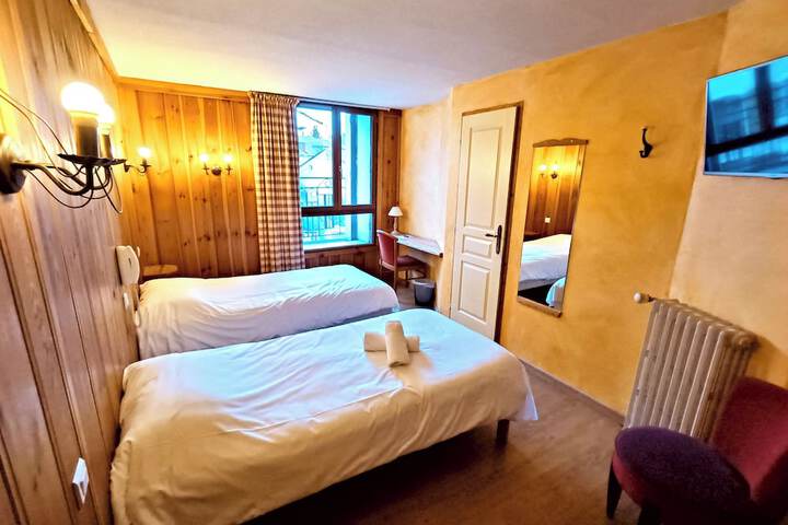 Room 11 of 25