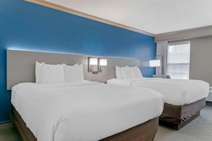 2 Queen Beds (12 of 15)