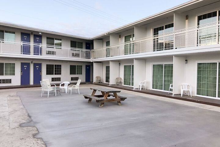 Ballroom/Hall 27 of 34