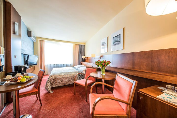 Room 15 of 77