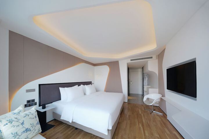 Room 15 of 36
