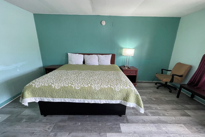 Standard Single Room 1 King Bed Bathtub (2 of 6)
