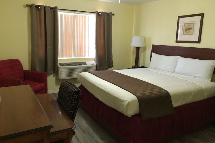1 Queen Bed (10 of 17)