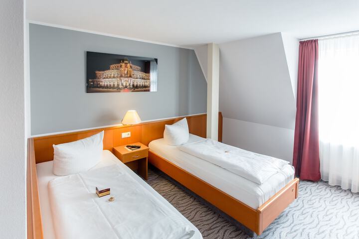 Room 3 of 37
