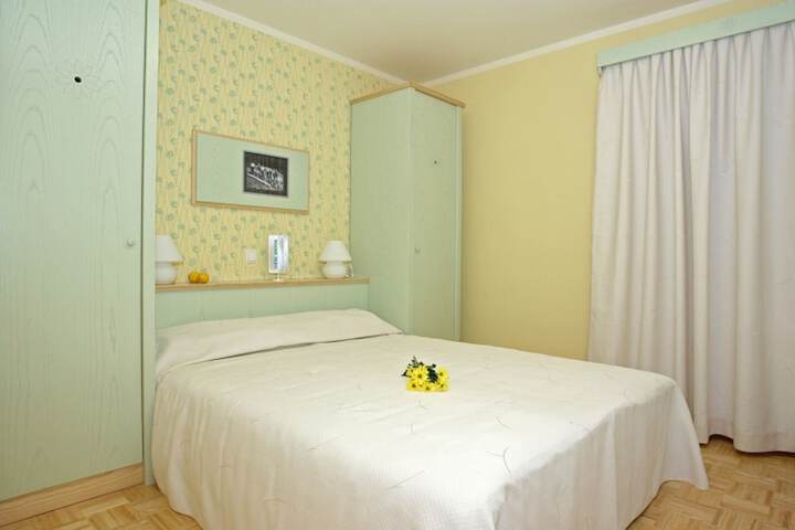 Room 2 of 53