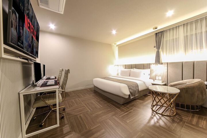 Room 6 of 45