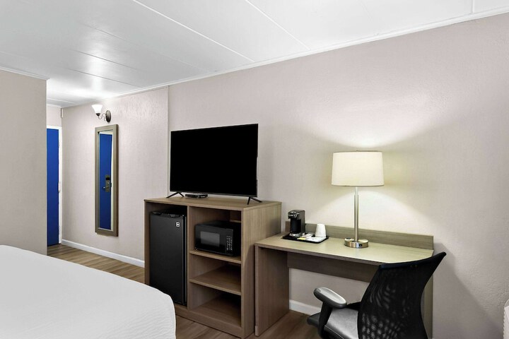1 King Bed (1 of 8)