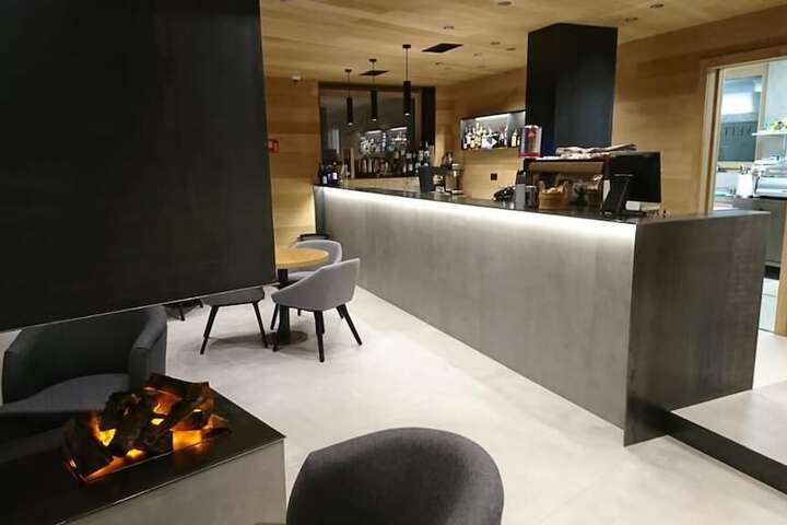 Lounge 102 of 127