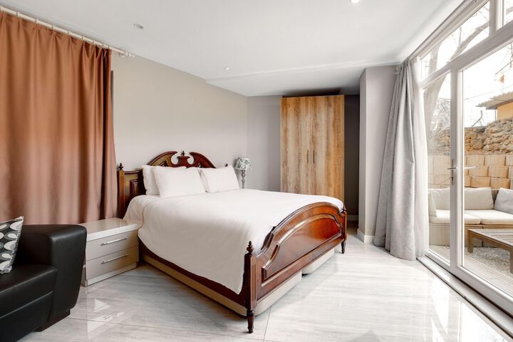 Room 5 of 32