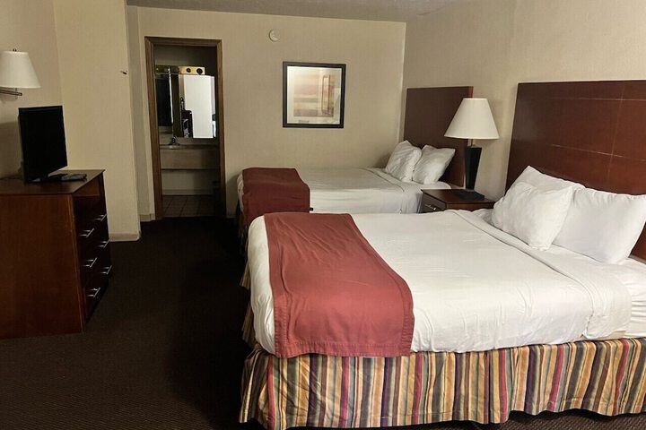 2 Queen Beds (17 of 18)