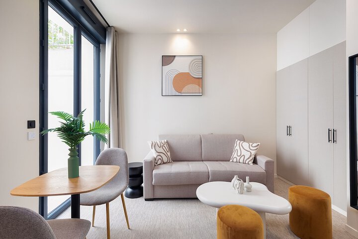 Lounge 60 of 82