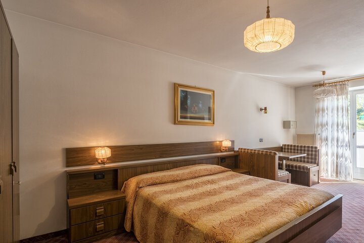 Room 4 of 33