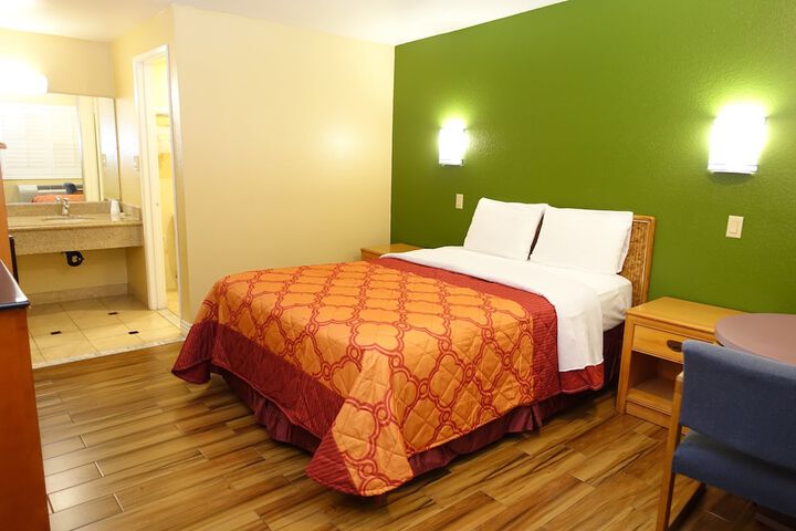 1 Queen Bed (15 of 41)