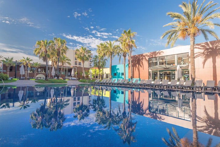Hotel with Pool