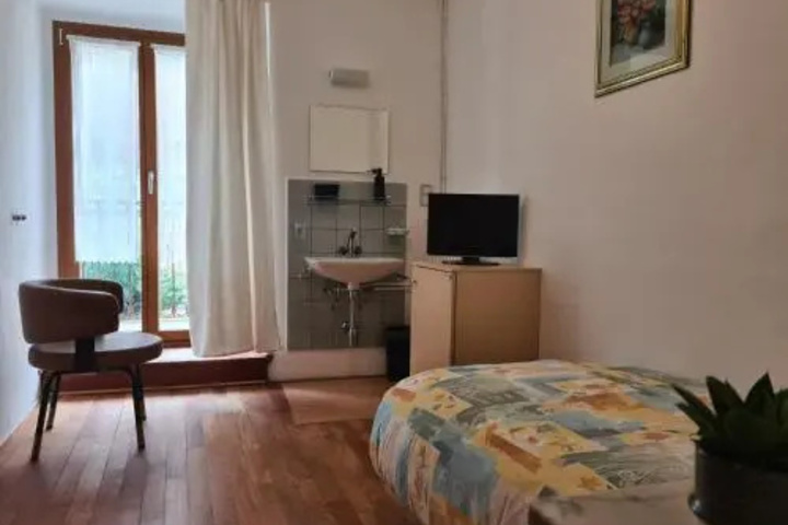 Room 4 of 15