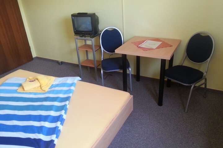 Room 12 of 38
