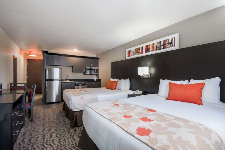 2 Queen Beds Deluxe Room (3 of 9)