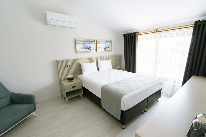 Room 8 of 122
