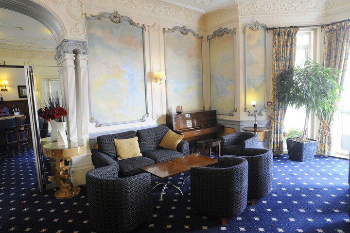 Lounge 64 of 71