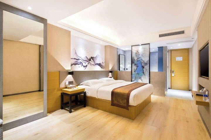 Room 6 of 17