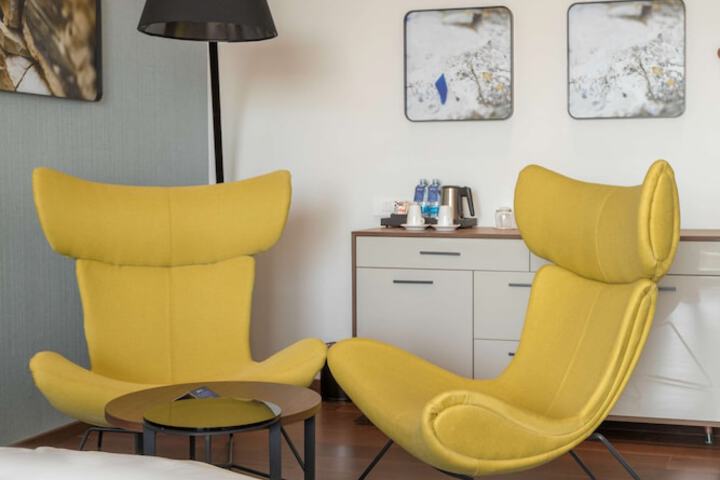 Room 33 of 165
