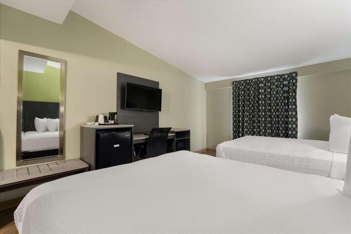2 Queen Beds Work Desk Microwave and Refrigerator, Continental Breakfast (3 of 9)