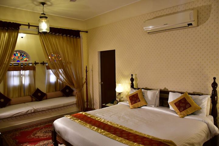 Room 10 of 33