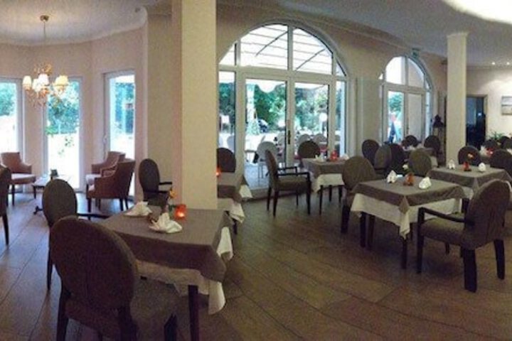 Dining 37 of 64