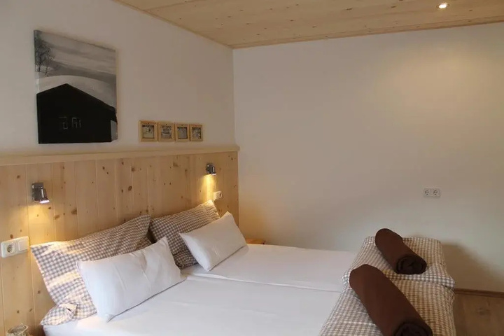 Room 5 of 15