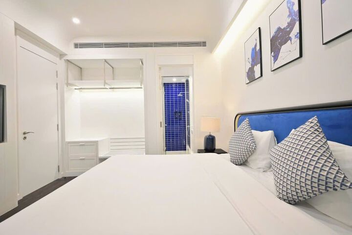 Room 2 of 76