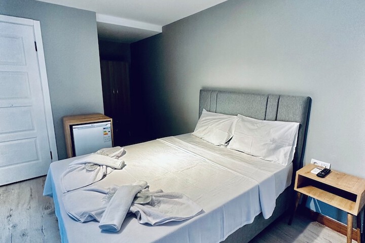 Room 4 of 32