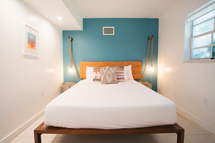 1 Queen Bed (8 of 18)