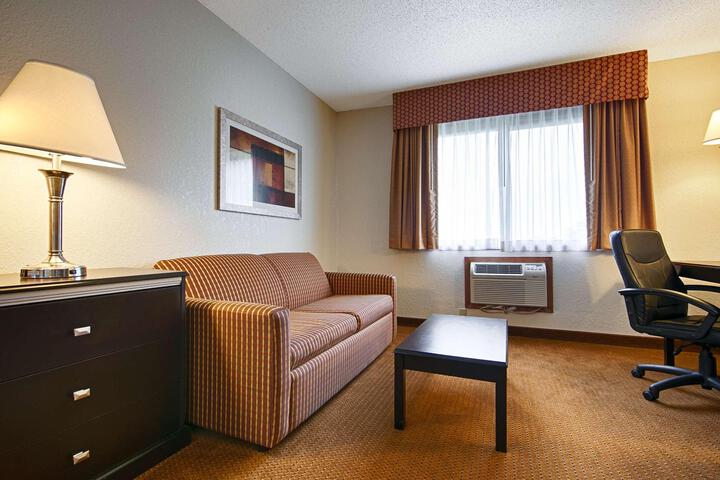 2 Queen Beds Microwave and Refrigerator 32 Inch LCD Television High Speed Internet Full Breakfast (17 of 18)