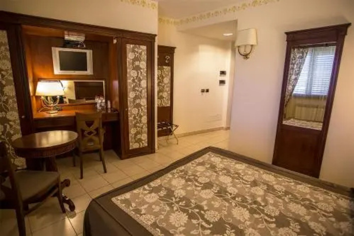 Room 5 of 15
