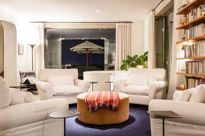 Lounge 50 of 61