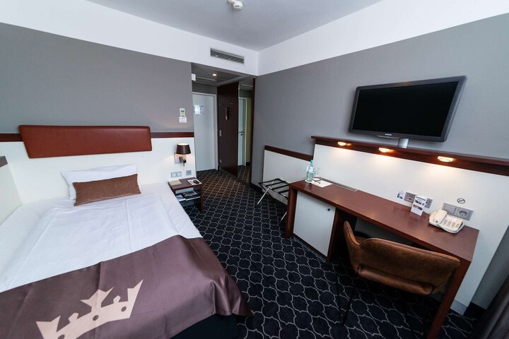 Room 42 of 102