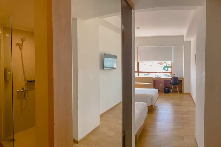 Room 10 of 50